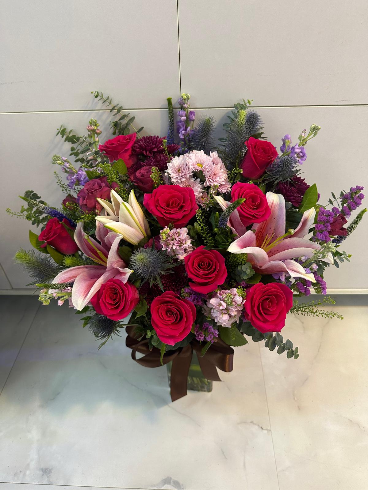 Stunning Lily Bouquet in Vase (grand size)
