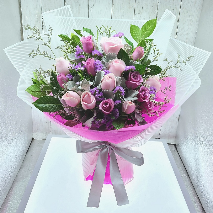 18pcs Two Tones Roses Bouquet