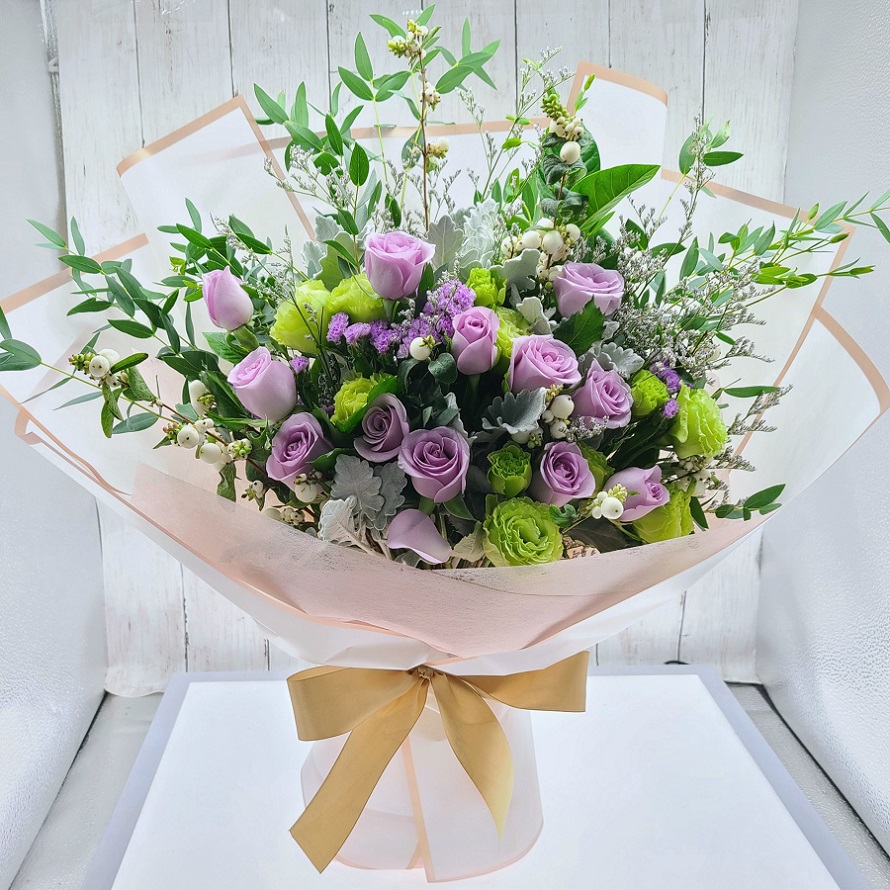 Purple Queen , 12 Purple Roses Bouquet (Grand size)